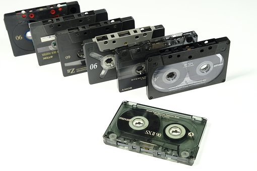 åtta ljudbandskassetter