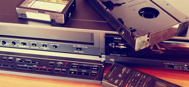 Bild på VHS-spelare och Videoband.